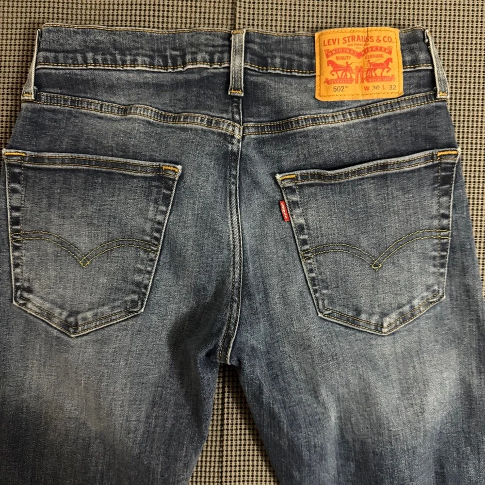 Levis 502 Regular Taper Jeans Mens 30x32 Blue Medium Wash WaterLess Denim